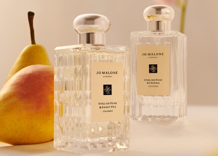 English Pear & Freesia flacon cologne op een tafel